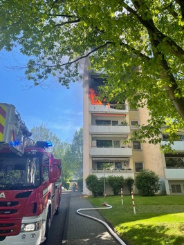 FW Bad Honnef: Massiver Balkon- und Zimmerbrand ruft 80 Einsatzkräfte auf den Plan