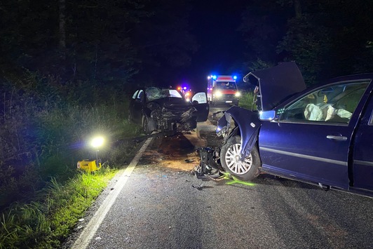 FW VG Asbach: Schwerer Verkehrsunfall bei Stockhausen / Frontalzusammenstoß fordert 2 Schwerverletzte