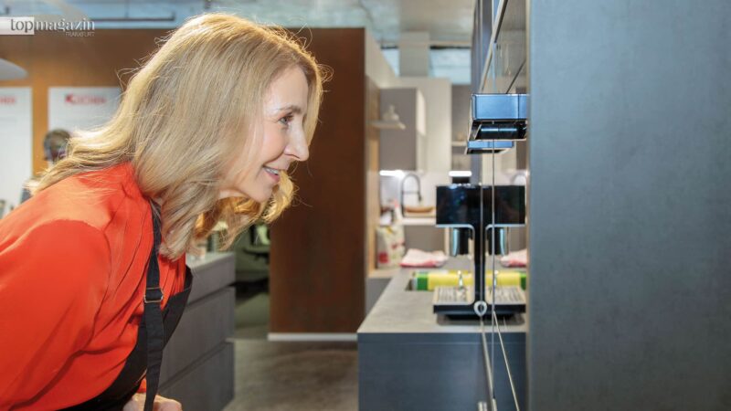 Chefvolkswirtin Gertrud Traud backt den Kuchen ihrer Kindheit