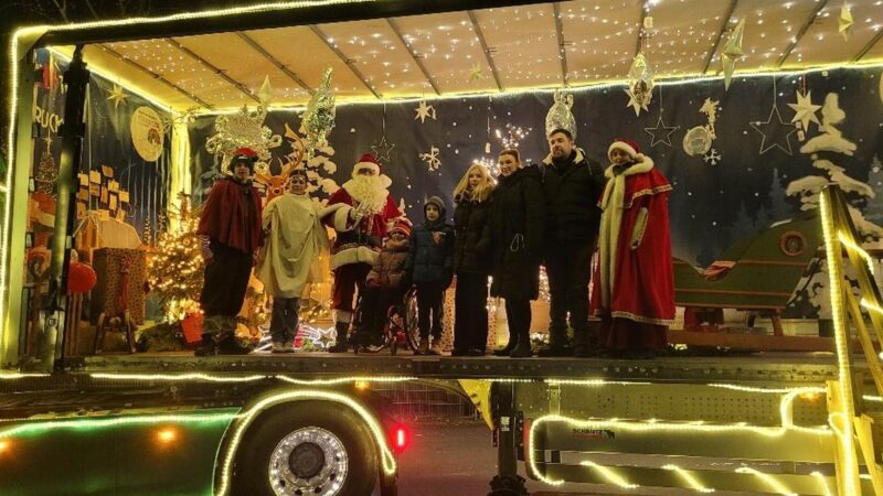 Kinder-Weihnachtstruck bringt Schokolade und Geld