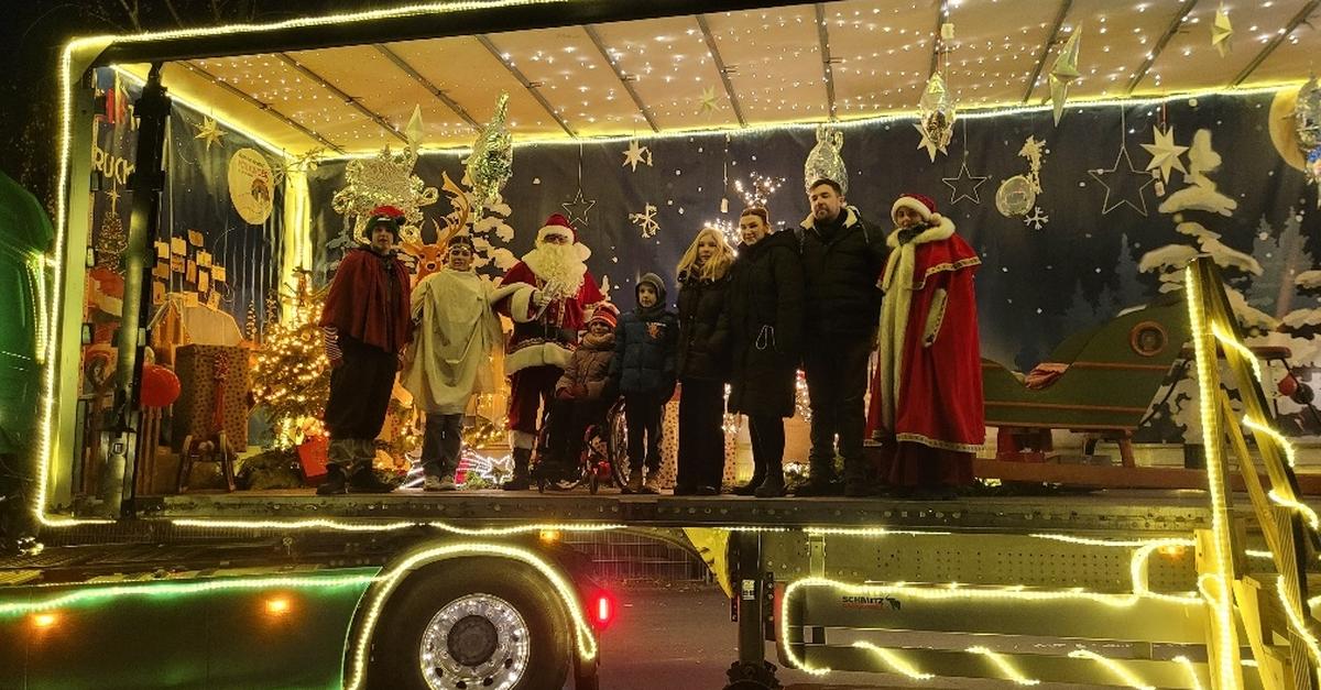 Kinder-Weihnachtstruck bringt Schokolade und Geld