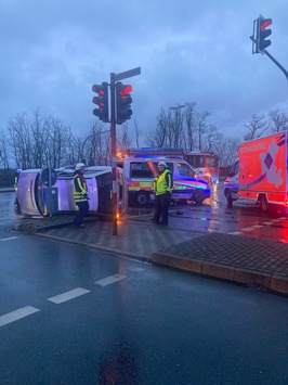 FW-EN: Verkehrsunfall mit 2 Fahrzeugen – Feuerwehr ist gleich zweimal Retter in der Not