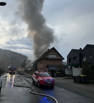 FW-Lohmar: Dachstuhlbrand in Lohmar-Agger – Großeinsatz der Feuerwehr