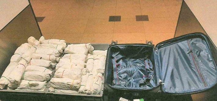 HZA-P: Herrenloser Koffer am Flughafen BER beschäftigt den Zoll /Grund dafür ist der Inhalt: 20 Kilogramm Kathblätter zu 89 Bündeln gewickelt