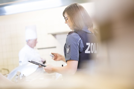 HZA-LA: Illegalen Aufenthalt bei Kontrollen aufgedeckt Landshuter Zöllner der Finanzkontrolle Schwarzarbeit erfolgreich