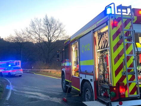 FW VG Asbach: Einsatzreicher Tag für die Feuerwehr der Verbandsgemeinde Asbach: Verkehrsunfall und zwei Brandeinsätze fordern Feuerwehrkräfte