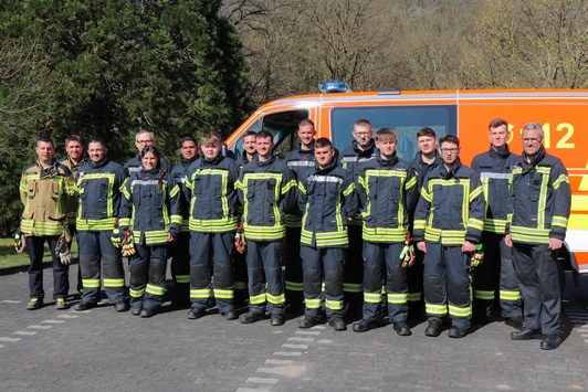 FW VG Asbach: Start in der Feuerwehr: 14 neue Mitglieder absolvieren Einführungslehrgang