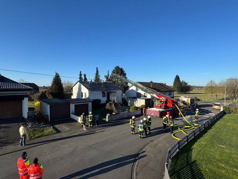 FW VG Westerburg: Kaminbrand greift auf Dachstuhl über – Feuerwehren verhindern größeren Gebäudeschaden