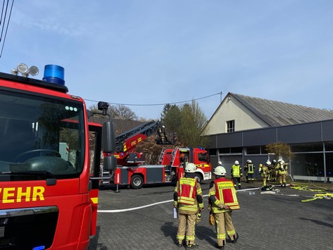 FW VG Asbach: Brand in einer Gewerbehalle in Asbach kann schnell gelöscht werden