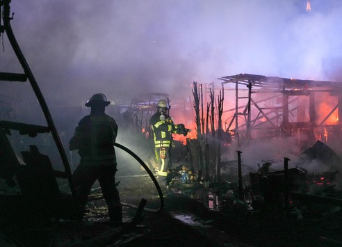 FW Hagen: Brand auf Campingplatz, Großeinsatz für Berufs- und Freiwillige Feuerwehr