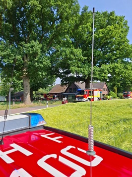 FW Bocholt: Feuerwehr verhindert Brandausbreitung auf Wohnhaus – keine Verletzten