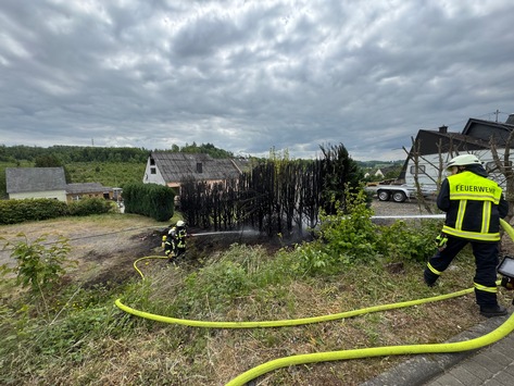 FW VG Westerburg: Tujahecke steht in Flammen – Rauchsäule von weitem sichtbar