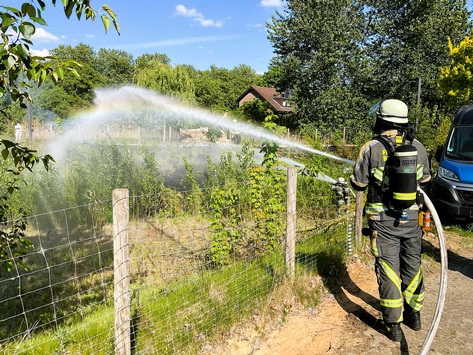FW Bocholt: Vegetationsbrand am Radweg – Feuerwehr verhindert Ausbreitung