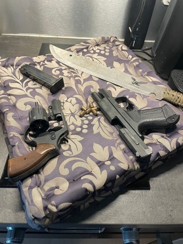 HZA-K: Zoll findet Machete, Schreckschusswaffen, illegale Potenzmittel und unversteuerte Zigaretten sowie Vapes in Sonnenstudio / anonymer Hinweis führt zu gezielter Kontrolle in Niederkassel