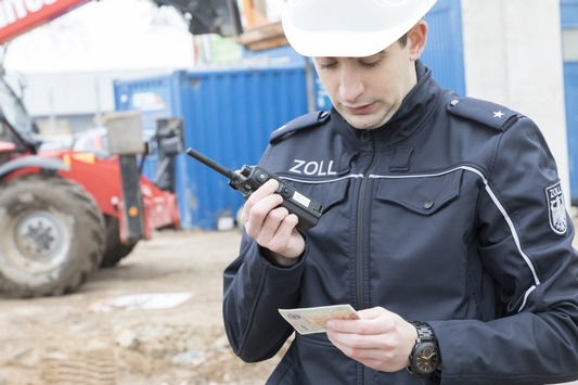 HZA-LA: Bundesweite Schwerpunktprüfung des Zolls Landshuter Zöllnerinnen und Zöllner prüfen das Baugewerbe