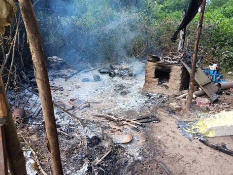 FW Düren: Illegales Lager in Flammen – Aufwendiger Feuerwehreinsatz im unwegsamen Gelände an der Rur