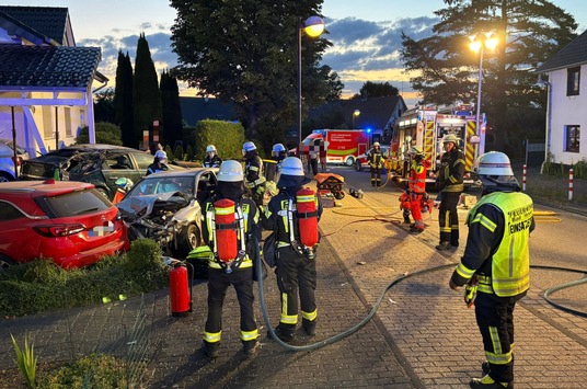 FW Bad Honnef: Schwerer Verkehrsunfall mit zwei Verletzten – PKW kollidiert mit geparkten Fahrzeugen und Carport