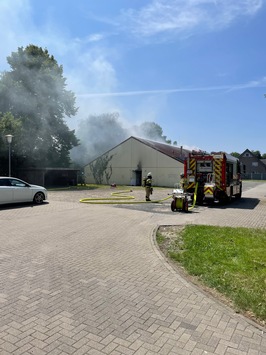 FW Xanten: Brand in Asylunterkunft in Xanten – keine Verletzten, Gebäude unbewohnbar
