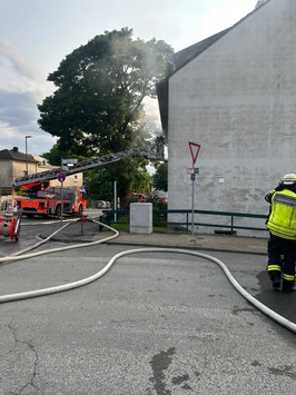 FW-RS: Zimmerbrand in Mehrfamilienhaus – Zwei Personen verletzt.