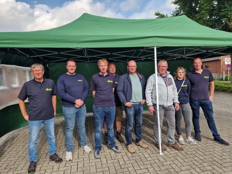 FW Xanten: Förderverein übergibt Pavillon an Einheit Birten