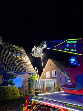 FW Bocholt: Feuerwehr löscht Wohnungsbrand im Dachgeschoss