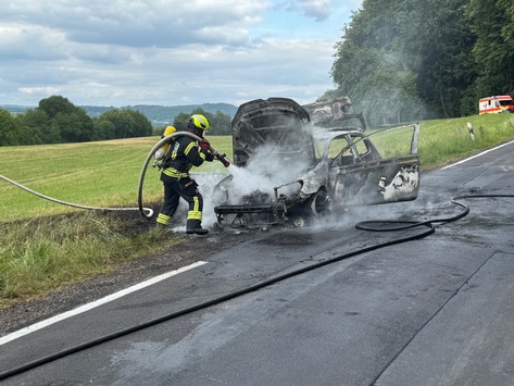 FW VG Westerburg: VW Polo wird ein Raub der Flammen – Fahrerin kommt mit dem Schrecken davon