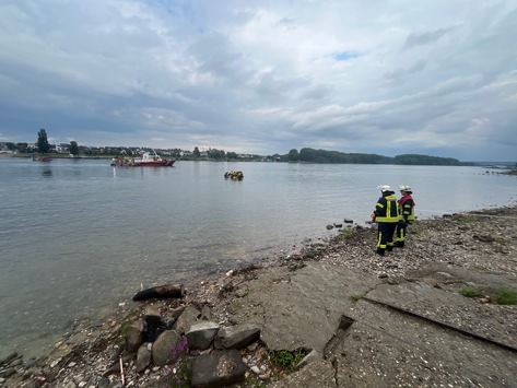 FW-BN: PKW ins Wasser gefahren und im Rheinstrom abgetrieben – umfangreicher Einsatz von Feuerwehr und Rettungsdienst aus Bonn und dem Rhein-Sieg-Kreis