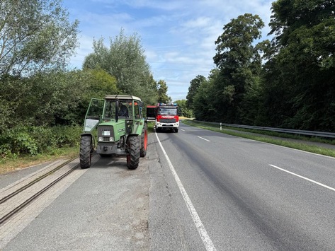 FW-Schermbeck: Traktor verliert Hydrauliköl – Ölspur