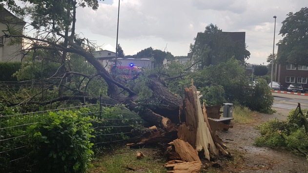 FW Düren: Unwetter über Düren – Feuerwehr im Dauereinsatz