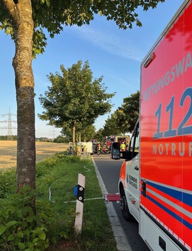 FW-RS: Schwerer Verkehrsunfall in Hückeswagen auf der K1/ Kleintransporter kollidiert mit Baum