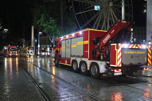FW Dresden: Koordinierter Feuerwehreinsatz nach Weichenfehler – Straßenbahn erfolgreich eingegleist