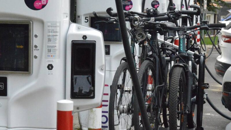 An der Autobahn-Raststätte Remscheid: An der A1 herrscht Ferienstimmung