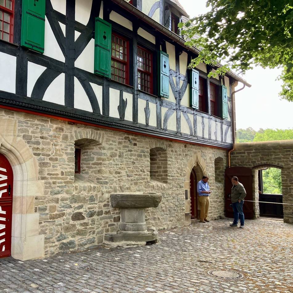 Ab September für Besucher nutzbar: Neue Bibliothek öffnet in altem Pferdestall von Schloss Burg in Solingen