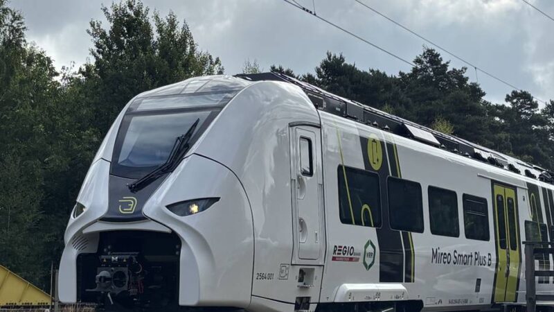 Testfahrt in Wegberg: So fährt sich der neue batteriebetriebene Zug von Regiobahn und VRR