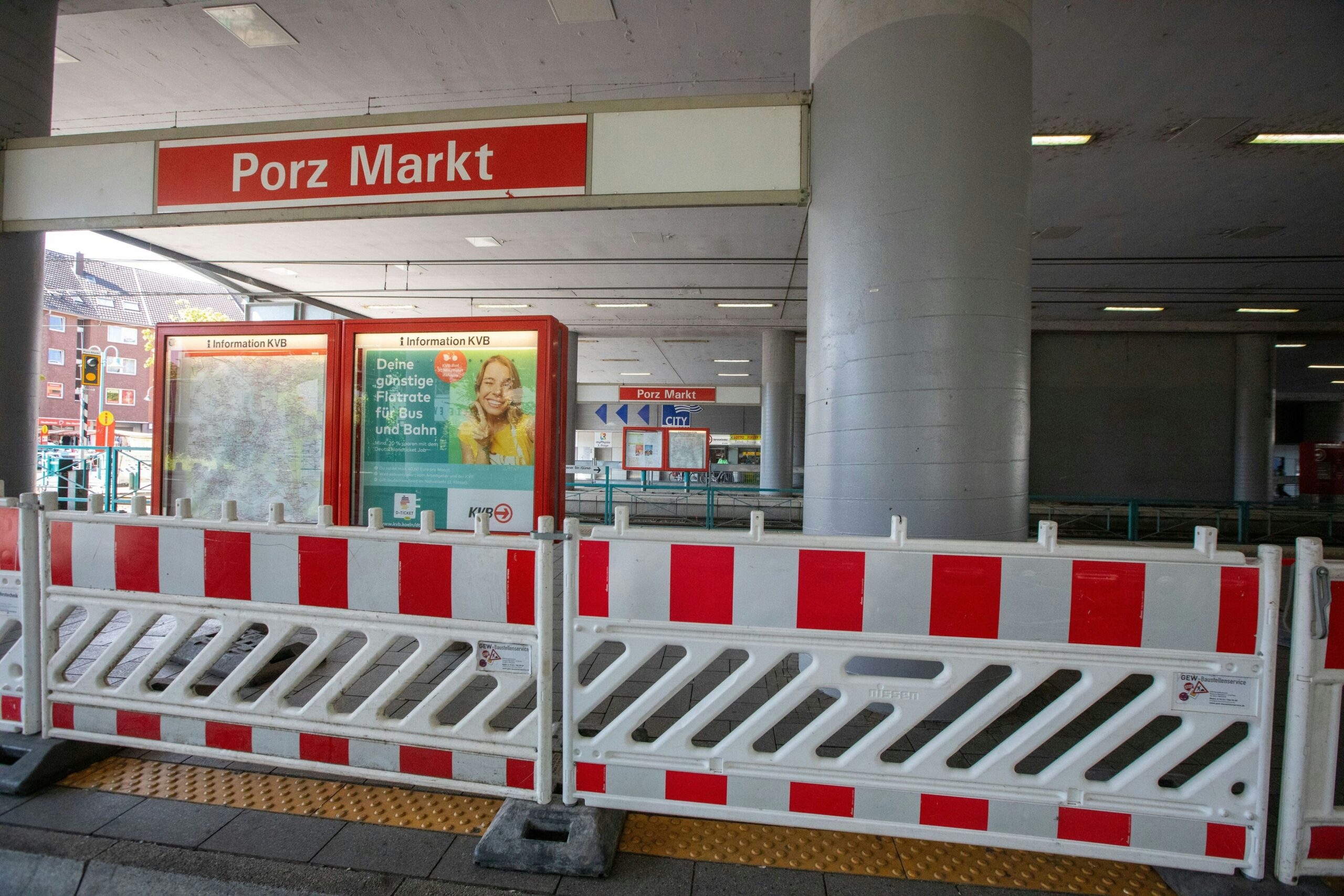 Nach Absackungen: KVB-Haltestelle „Porz Markt“ komplett gesperrt