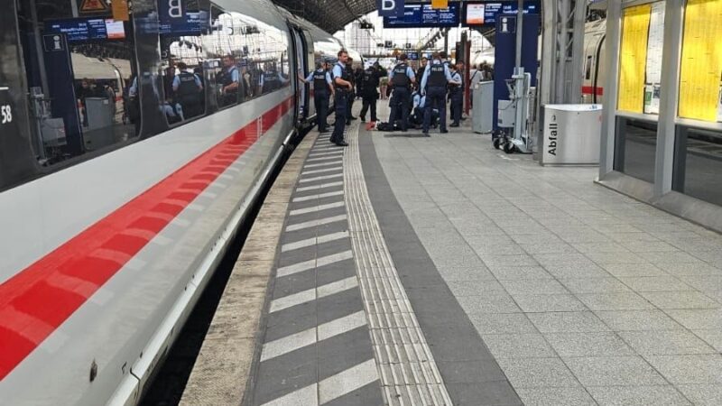 Kölner Hauptbahnhof: Axt unterm Sitz – Polizei nimmt Mann in ICE in Gewahrsam