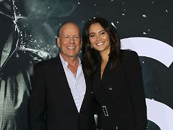 Ehemann stationär in Pflege: Bruce Willis‘ Frau antwortet Kritikern