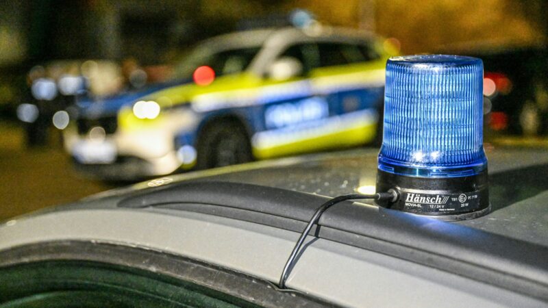 Unfall auf A57 bei Neuss: Kölner Mercedes-Fahrer schleudert gegen Citroen – 20-Jähriger schwer verletzt