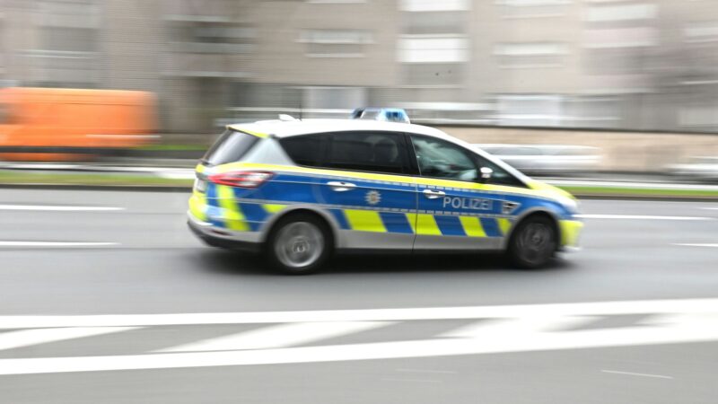 Zeugen gesucht: Mann rammt mehrfach Auto seiner Ex-Partnerin und randaliert vor ihrem Haus