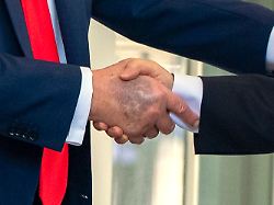 Deutlicher blauer Fleck zu sehen: Foto weckt neue Spekulationen um Trumps Gesundheitszustand