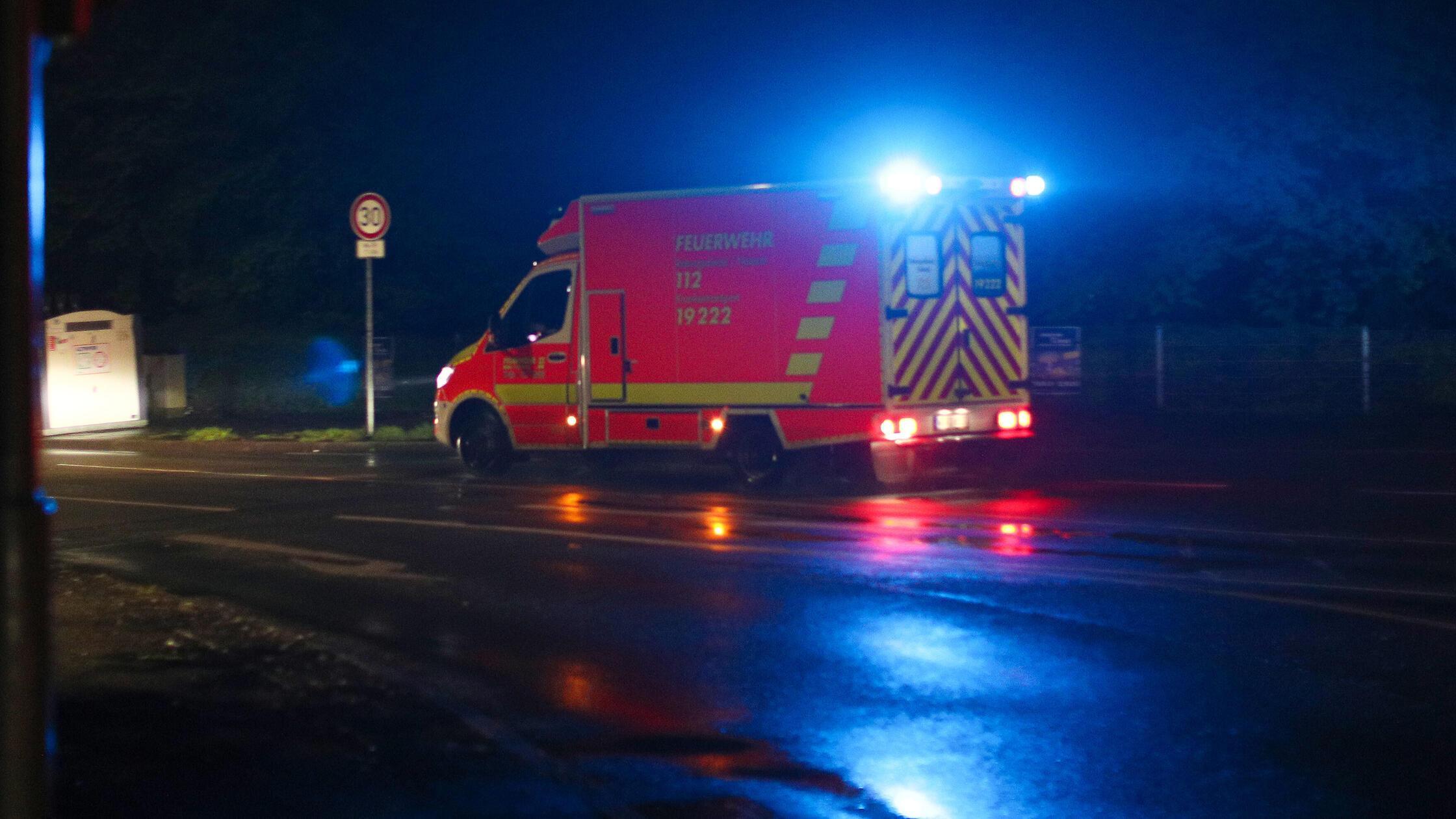 Nächtliche Fahrt endet tödlich: Auto prallt in Franken gegen Baum – junger Mann verliert sein Leben