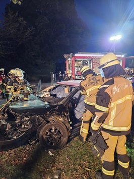 FW-E: Schwerer Verkehrsunfall – zwei Personen durch technische Rettung aus Pkw befreit