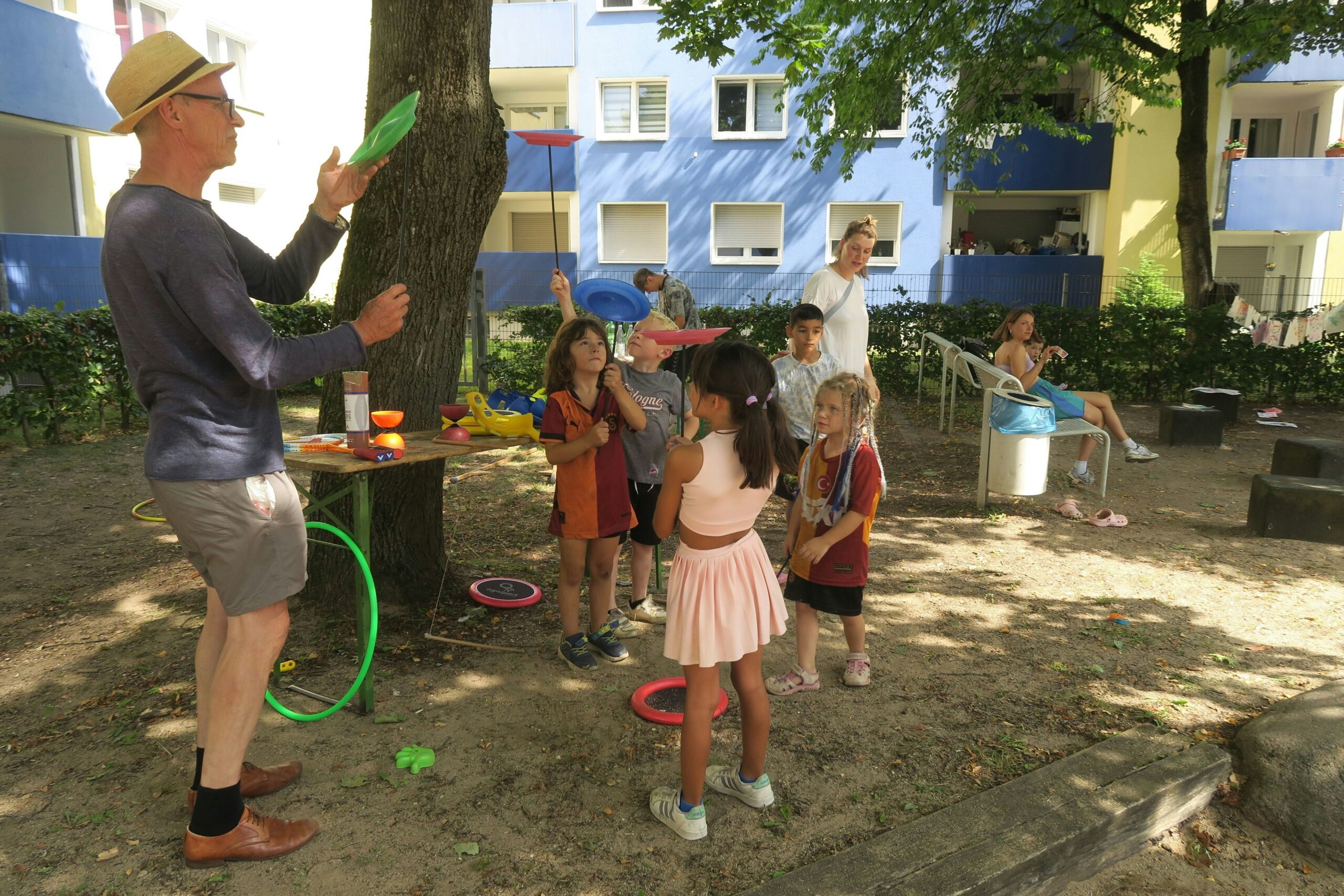 Ferienaktion Parsevalstraße: Kölner Spielewerkstatt vernetzt lokale Hilfsangebote