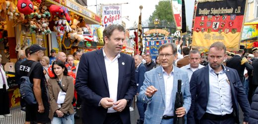 Sommerreisen: Wenn die Linken-Chefin Karaoke singt und der SPD-Politiker auf die Kirmes geht