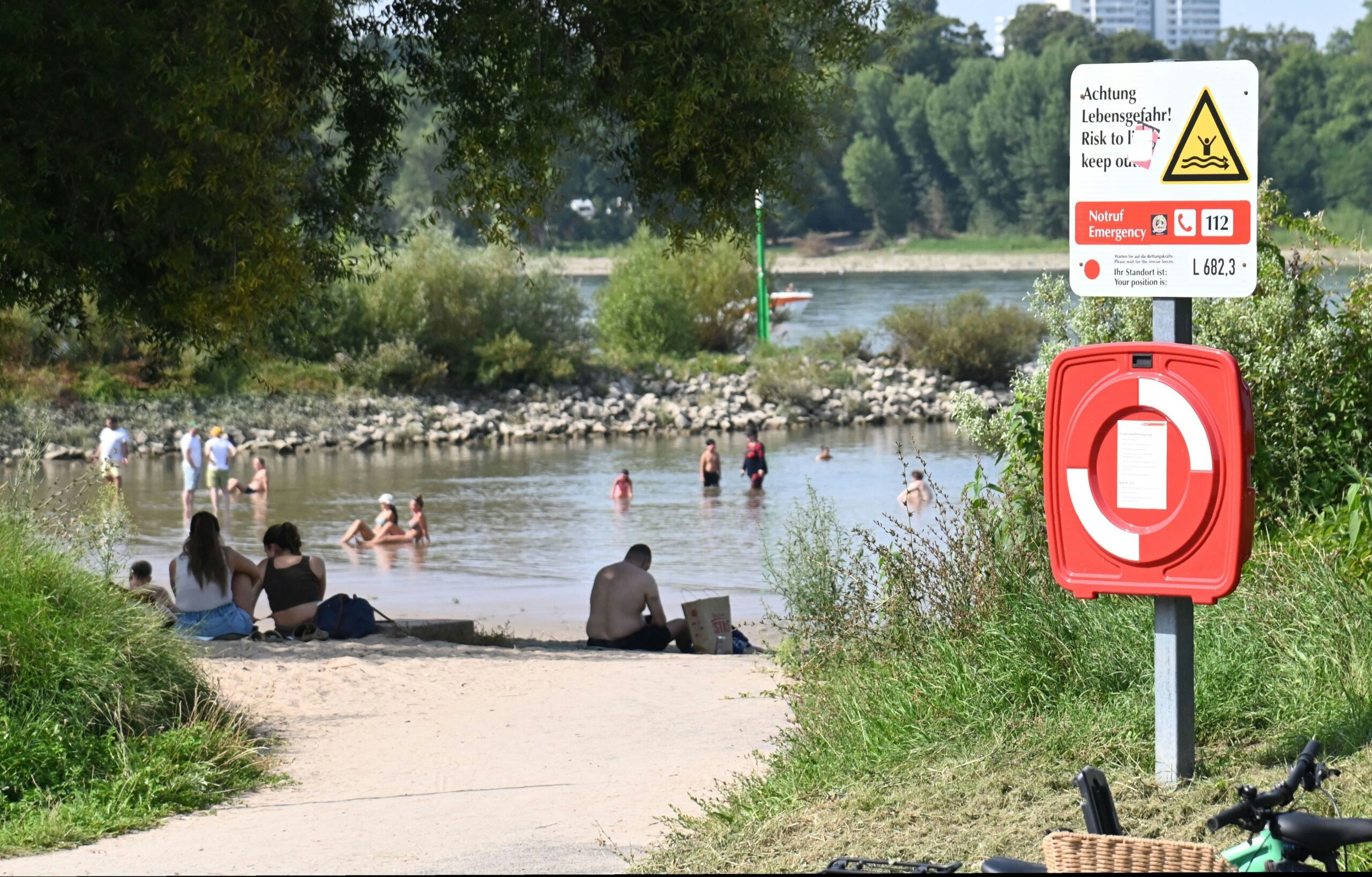 Pro und Contra: Ein Badeverbot für den Rhein ist nicht umsetzbar
