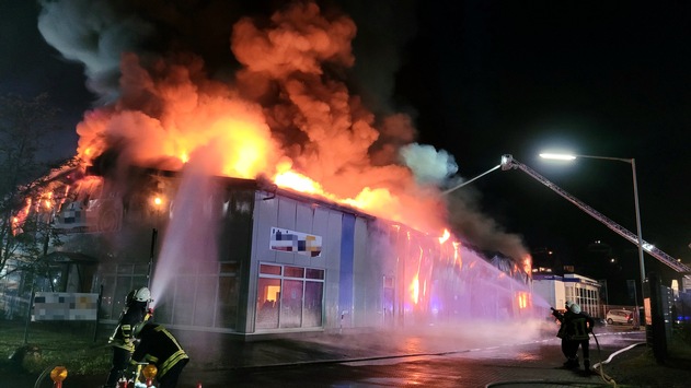 FW-OE: Vollbrand eines Handwerksbetriebs in Lennestadt-Altenhundem