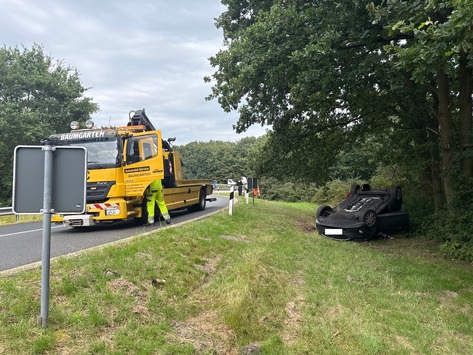 POL-CUX: Verkehrsunfall auf der BAB27 – PKW überschlägt sich im Bereich der Abfahrt – Glücklicherweise niemand verletzt (Foto im Anhang) ++++ Verkehrsunfallflucht in Bad Bederkesa