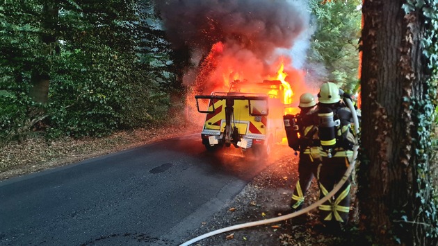 FW Bocholt: Fahrzeugbrand auf der Schloßallee – Feuerwehr Bocholt im Einsatz