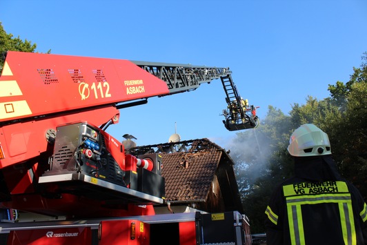 FW VG Asbach: Dachstuhlbrand in Windhagen: Keine Verletzten, Haus unbewohnbar