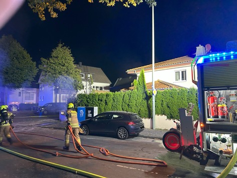 FW Paderborn: Heckenbrand droht auf Wohnhaus und PKW überzugreifen